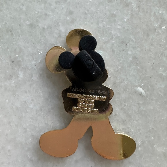 Disneyland VIP Tour Mickey Pin - Picture 2 of 2